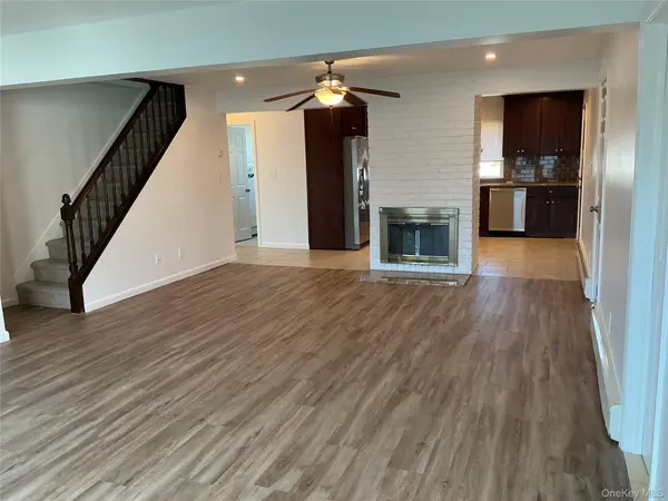77 Choir LN, Westbury, NY 11590