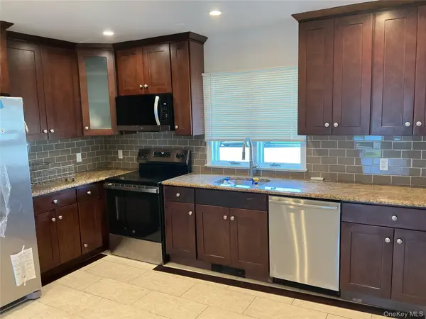 77 Choir LN, Westbury, NY 11590