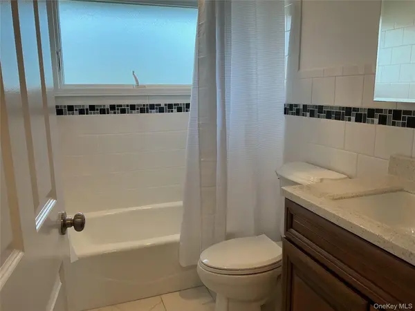 77 Choir LN, Westbury, NY 11590