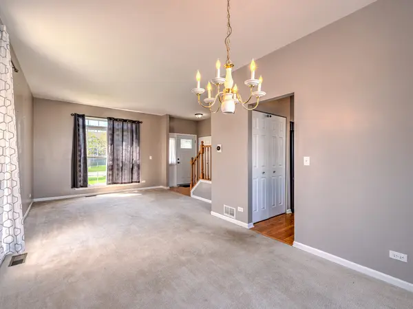 1810 Van Dyke LN, Carpentersville, IL 60110