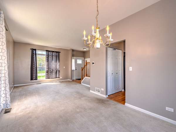 1810 Van Dyke LN, Carpentersville, IL 60110