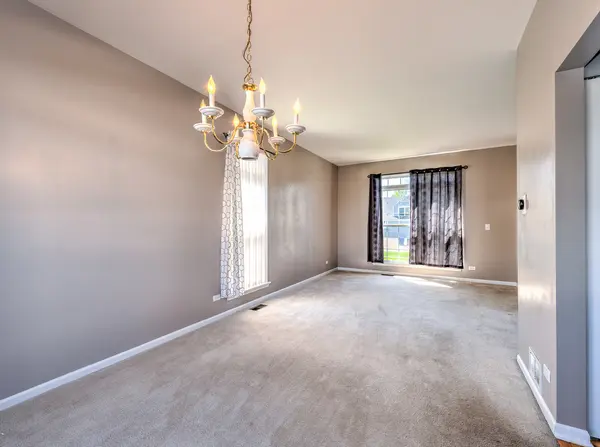 1810 Van Dyke LN, Carpentersville, IL 60110