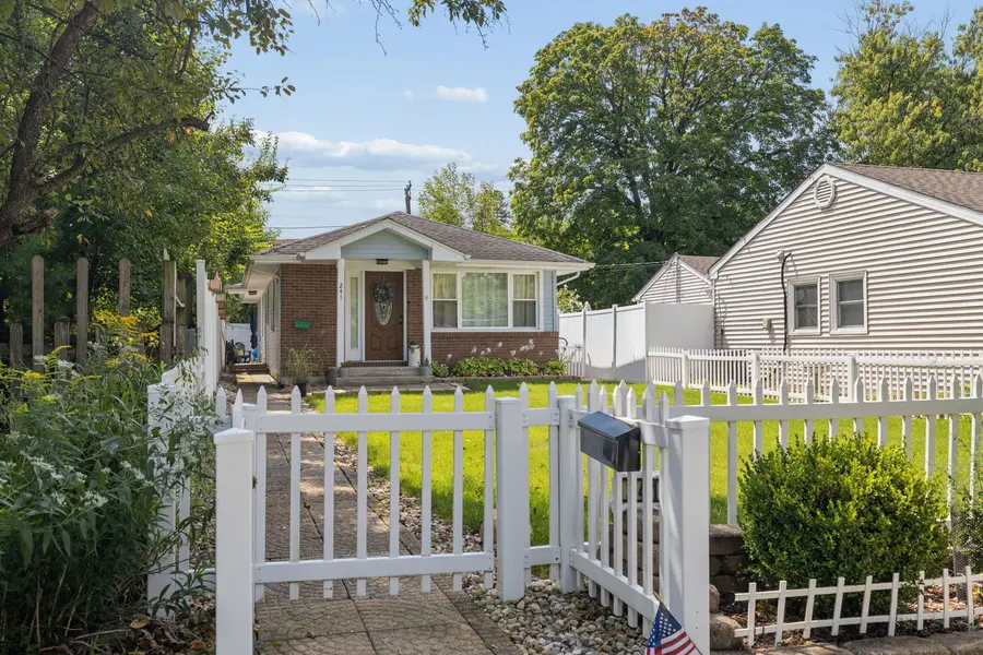 241 W Quincy ST, Westmont, IL 60559