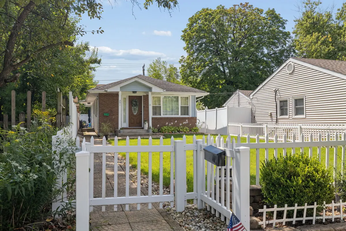 241 W Quincy ST, Westmont, IL 60559