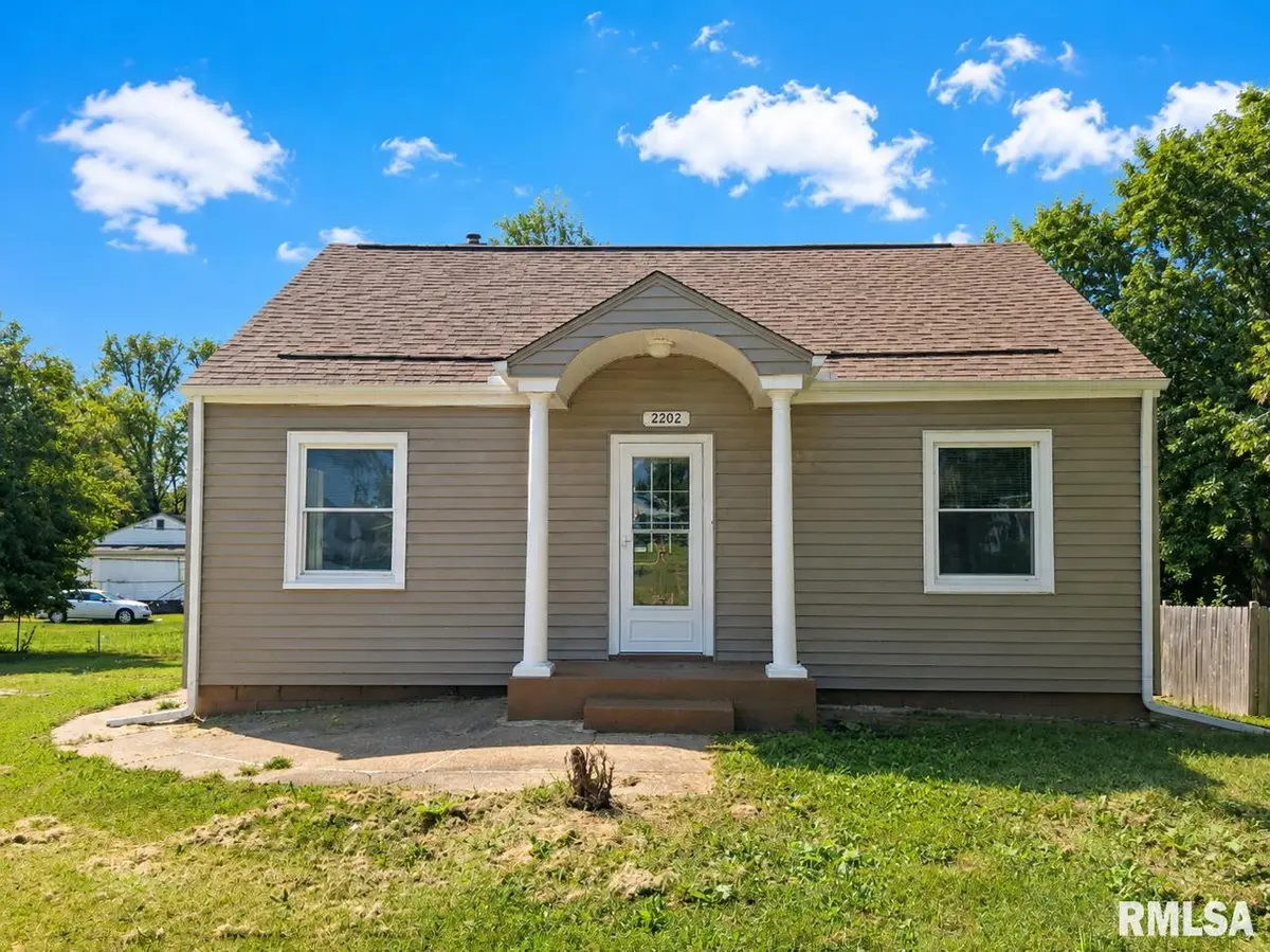 2202 W TRIPP AVE, Peoria, IL 61604