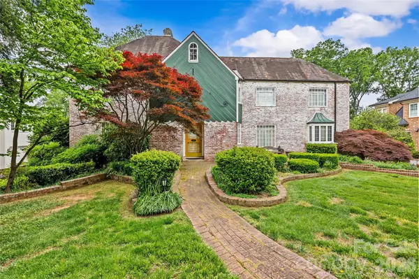 1858 Queens RD W, Charlotte, NC 28207