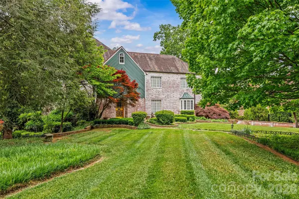 1858 Queens RD W, Charlotte, NC 28207