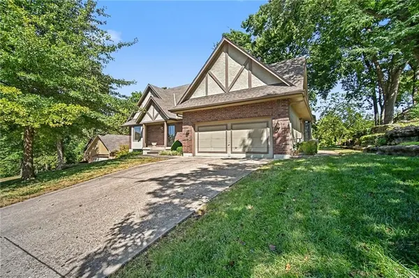 2414 Springcreek CT, Blue Springs, MO 64015