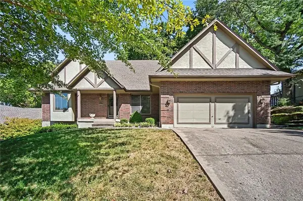 2414 Springcreek CT, Blue Springs, MO 64015