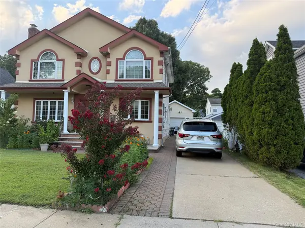 43 Baxter AVE, New Hyde Park, NY 11040