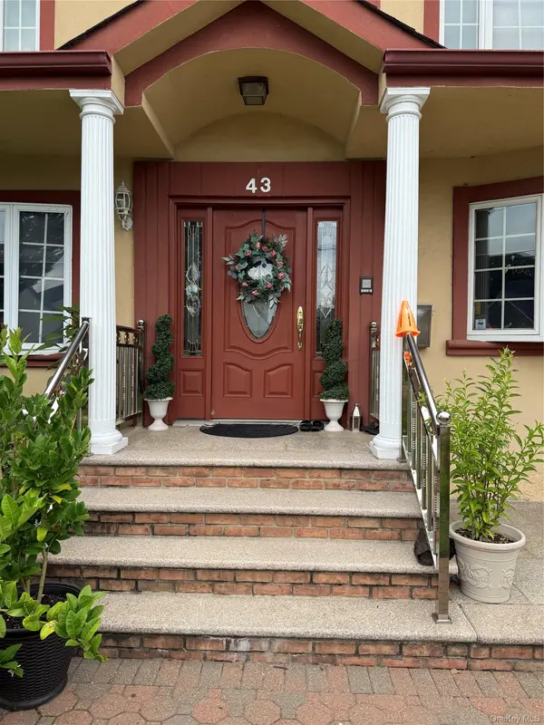 43 Baxter AVE, New Hyde Park, NY 11040