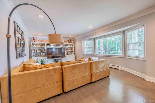 2 Ike PL, Woodmere, NY 11598