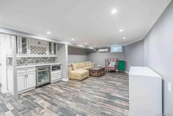 2 Ike PL, Woodmere, NY 11598