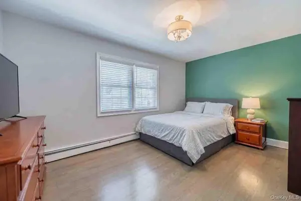 2 Ike PL, Woodmere, NY 11598