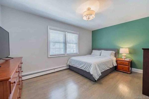 2 Ike PL, Woodmere, NY 11598