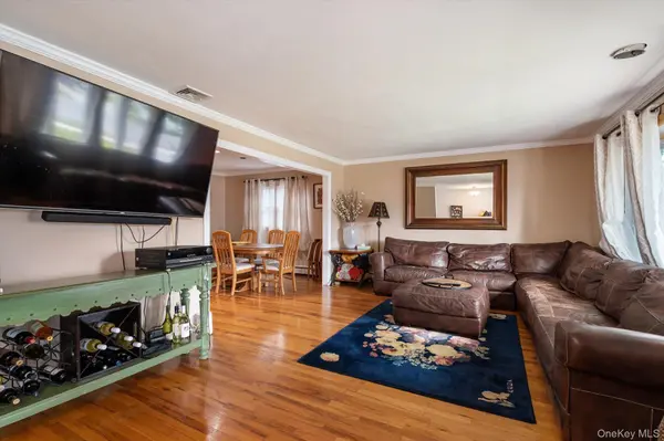 3060 Shore DR, Merrick, NY 11566