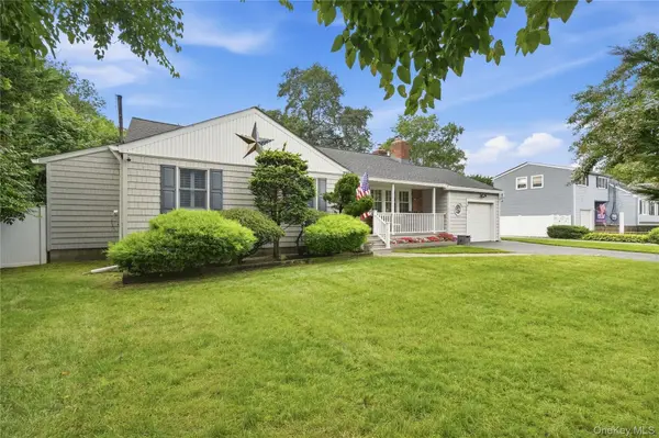 2 Baltic PL, Amity Harbor, NY 11701