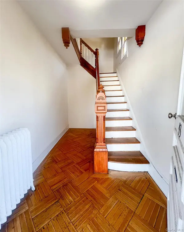 43 W Neck #2, Huntington, NY 11743