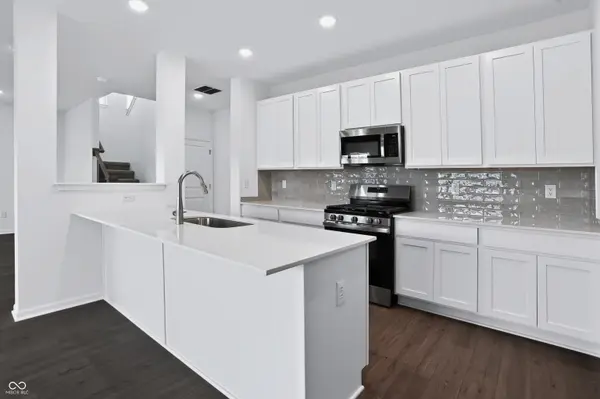 8689 Meadowlands CT, Plainfield, IN 46168