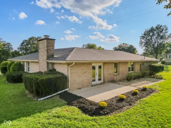 4860 Woodcrest DR, Columbus, IN 47203