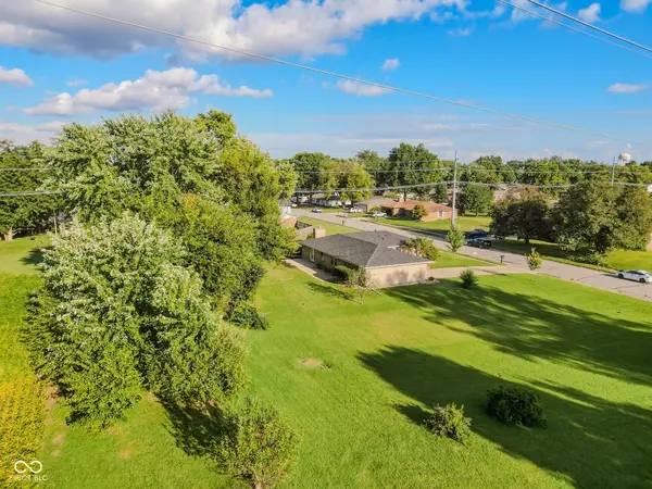 4860 Woodcrest DR, Columbus, IN 47203