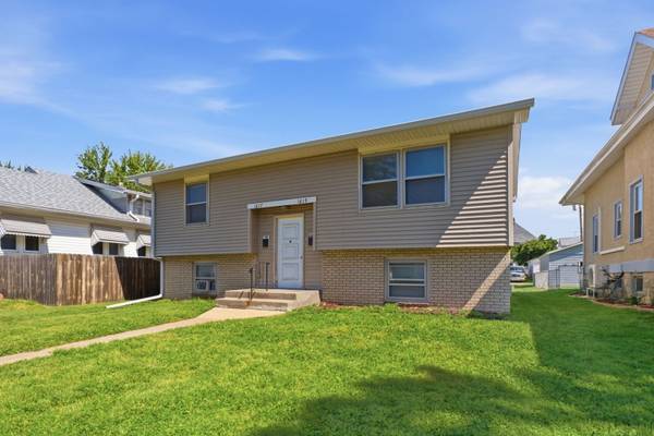 1617 29 1/2 ST, Rock Island, IL 61201
