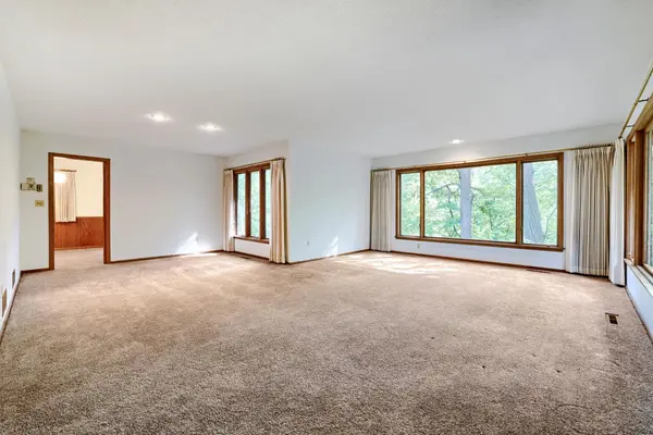 1200 Falls View CT, Mendota Heights, MN 55118