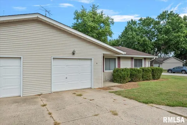 33 Mueller CT, Riverton, IL 62561-9734