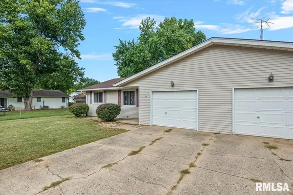 33 Mueller CT, Riverton, IL 62561-9734