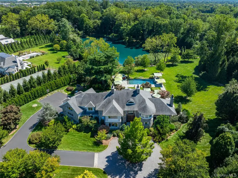 1 Hidden Pond DR, Old Westbury, NY 11568