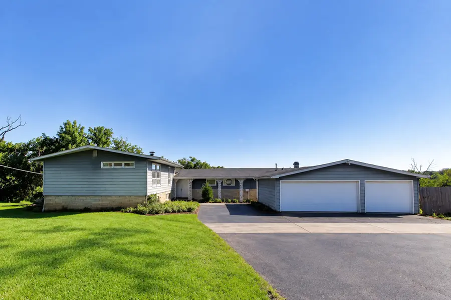 24072 W Hawthorne LN, Antioch, IL 60002
