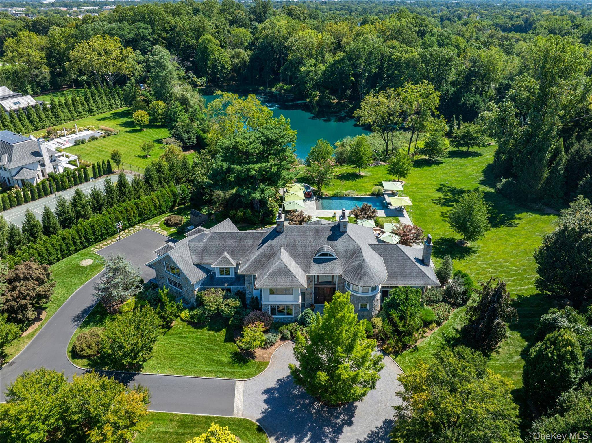 1 Hidden Pond DR, Old Westbury, NY 11568