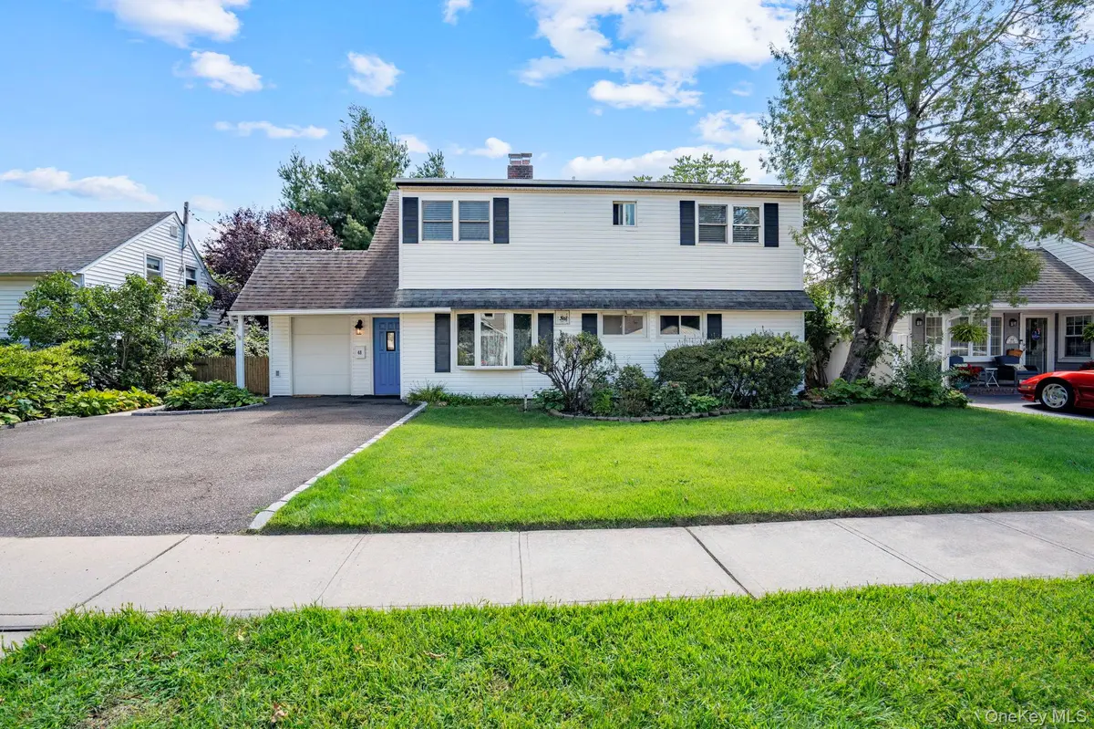 48 Grey LN, Levittown, NY 11756
