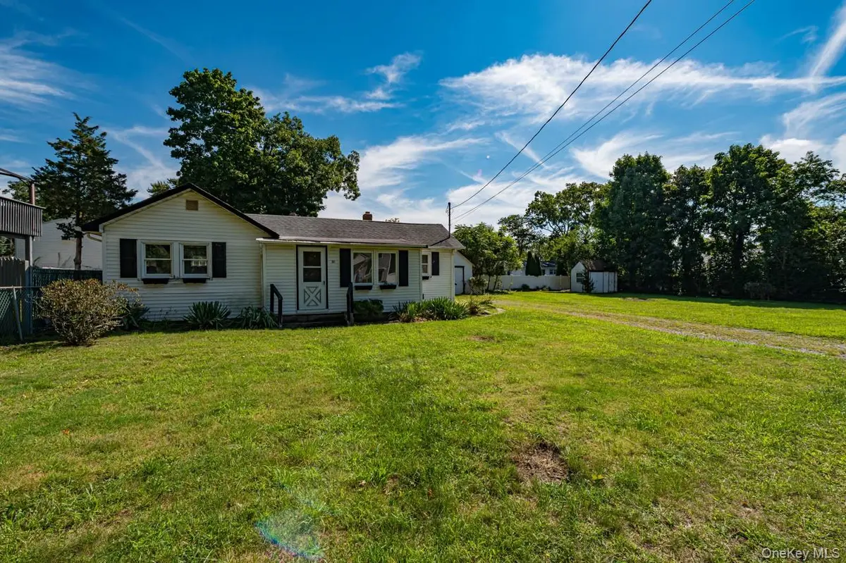 67 Joseph PL, Nesconset, NY 11767