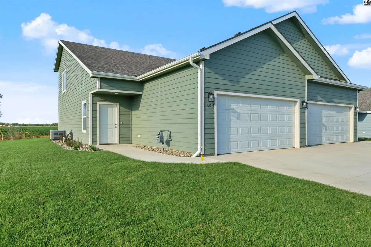 1302 Steve Hawley Ln, Salina, KS 67401
