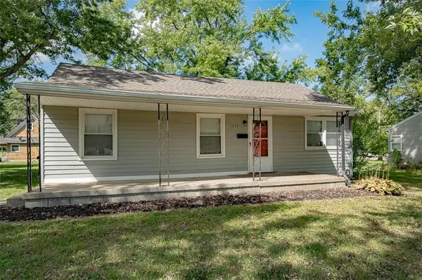 1032 N Sycamore ST, Ottawa, KS 66067