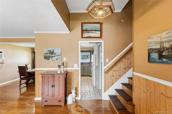 582 Benton RD, East Meadow, NY 11554