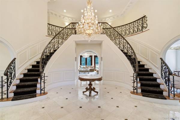 147 Bacon RD, Old Westbury, NY 11568