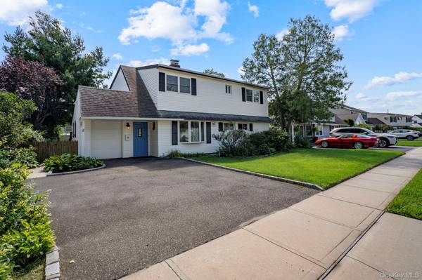 48 Grey LN, Levittown, NY 11756