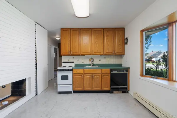 48 Grey LN, Levittown, NY 11756