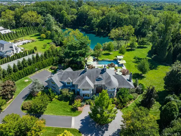 1 Hidden Pond DR, Old Westbury, NY 11568