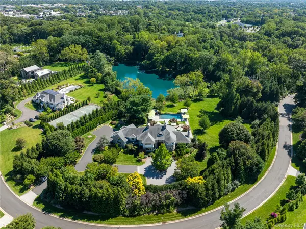 1 Hidden Pond DR, Old Westbury, NY 11568