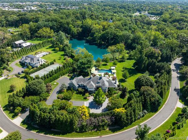 1 Hidden Pond DR, Old Westbury, NY 11568