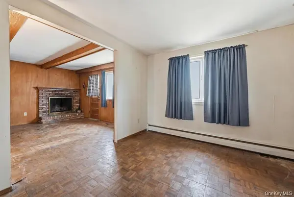 43 Village LN, Hauppauge, NY 11788