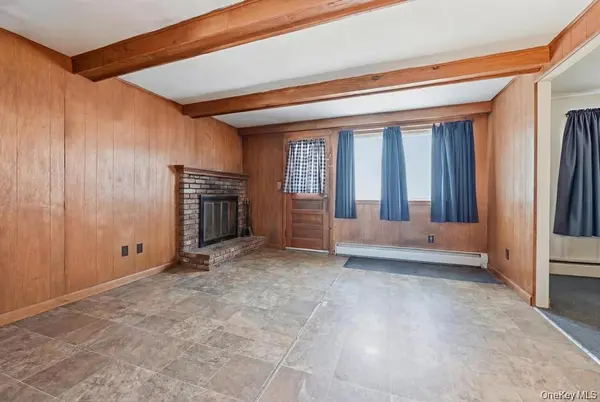 43 Village LN, Hauppauge, NY 11788