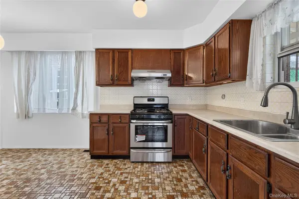 45-23 Utopia Pkwy, Flushing, NY 11358