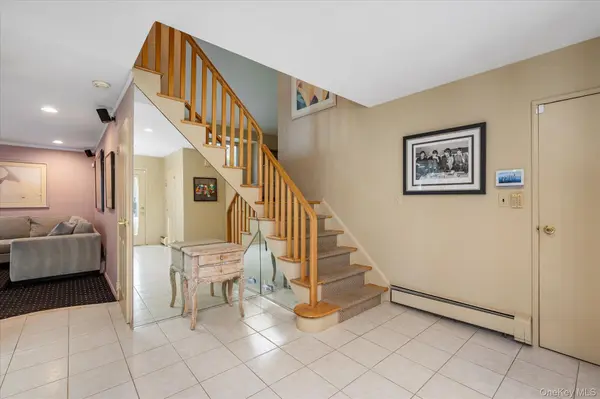 10 Klaibar LN, East Northport, NY 11731