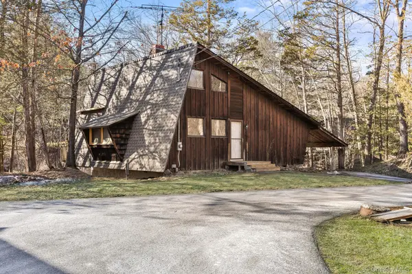 304 Lake Lodge DR, Pleasant Valley, NY 12569