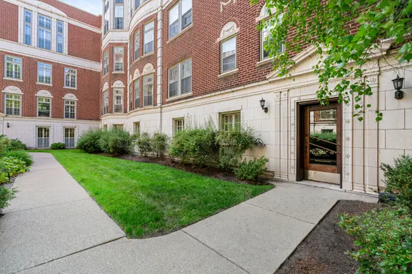496 Sheridan RD #1, Evanston, IL 60202