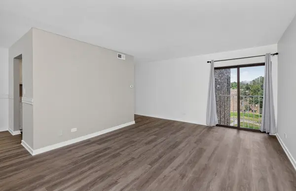 2212 Country Club DR #21, Woodridge, IL 60517